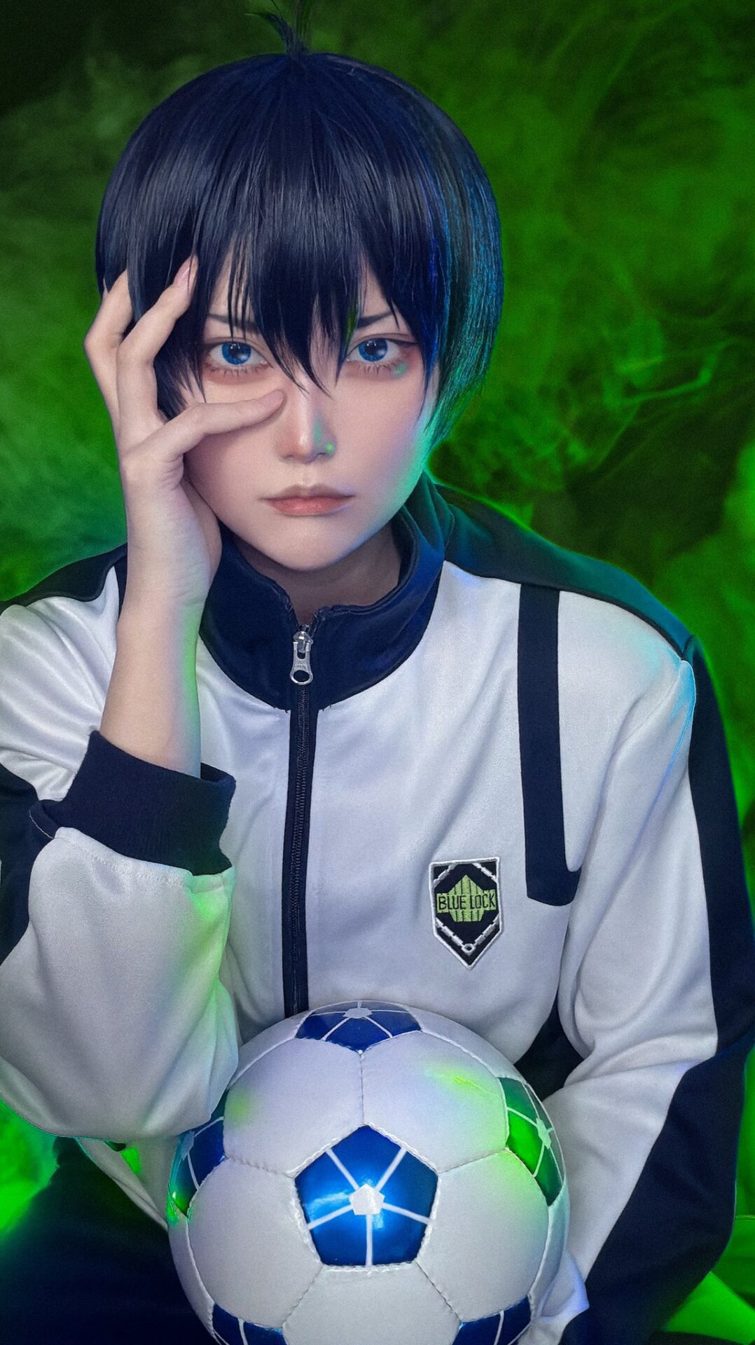 潔世一のコスプレをするカモミールさん