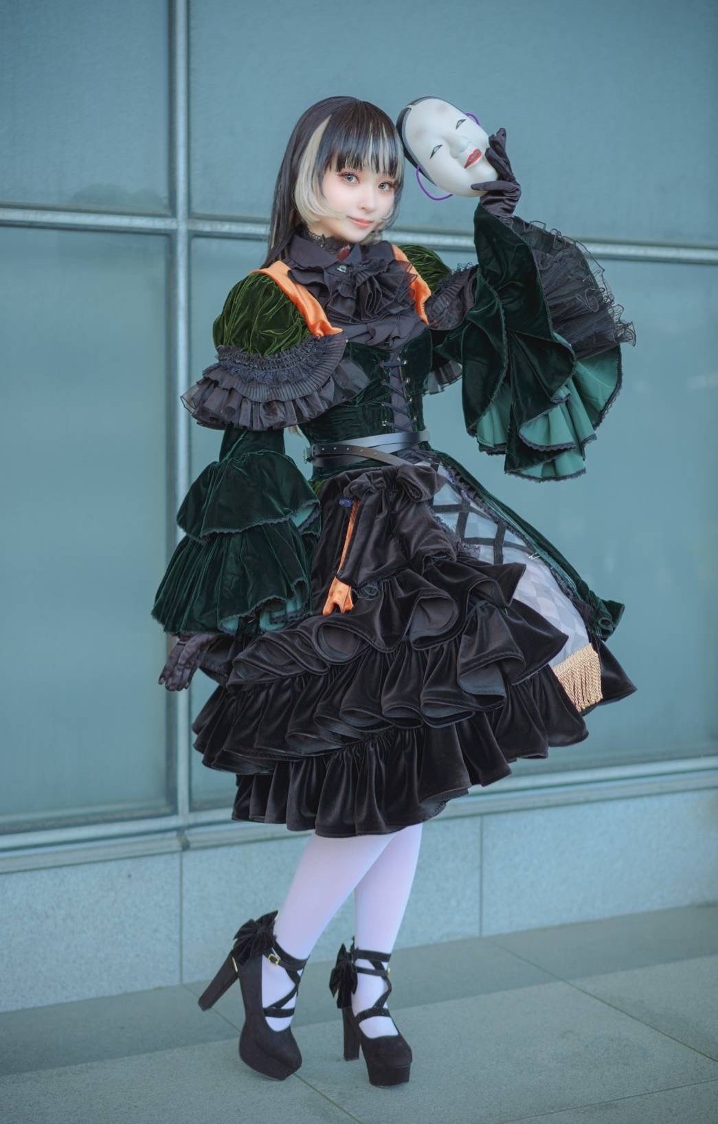 儒烏風亭らでんのコスプレをするサリエさん