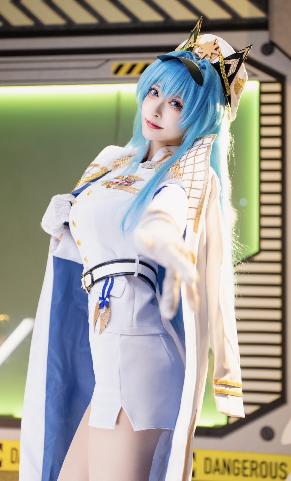 ヘルムのコスプレをする天世りはさん