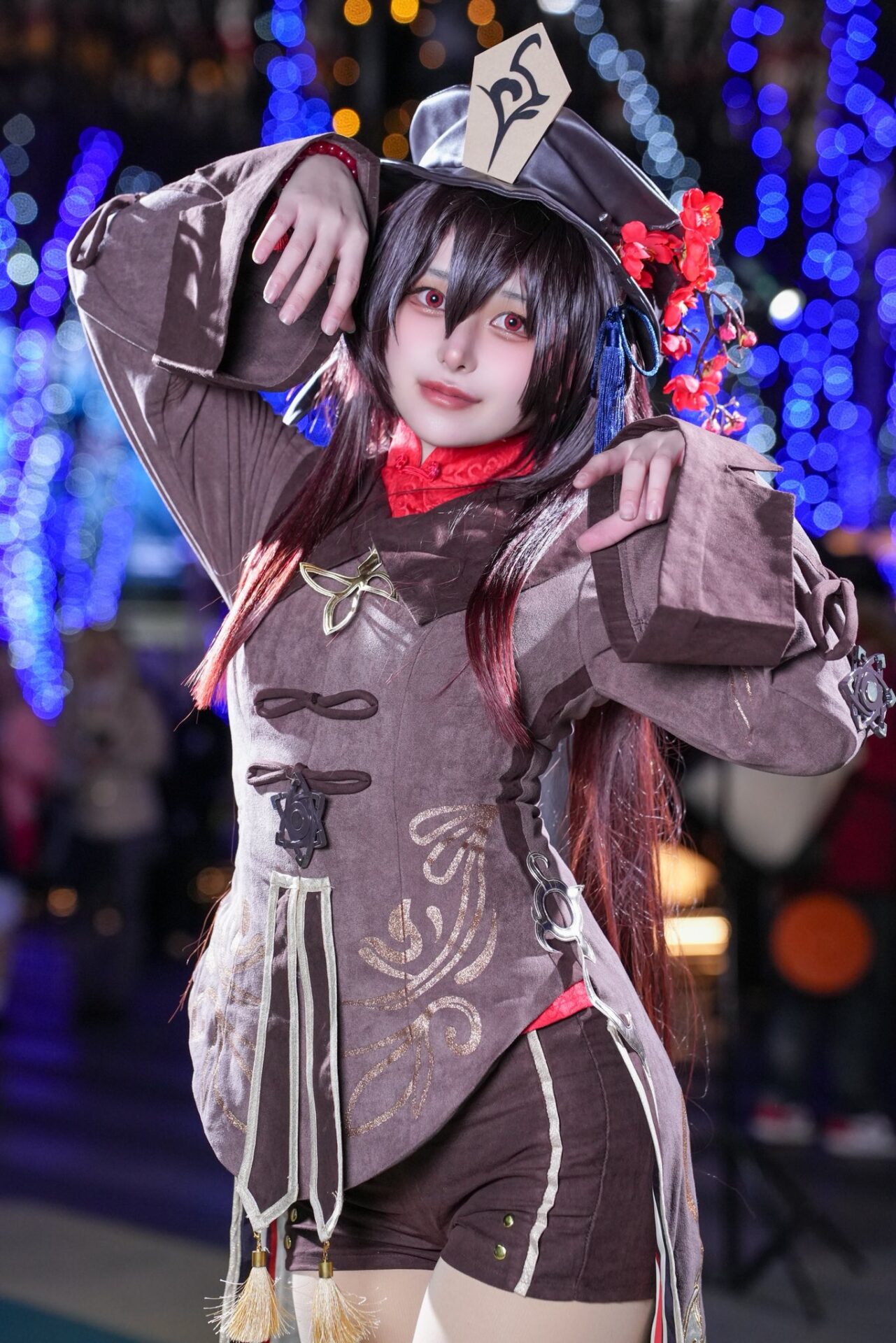 胡桃のコスプレをする天音ちかさん