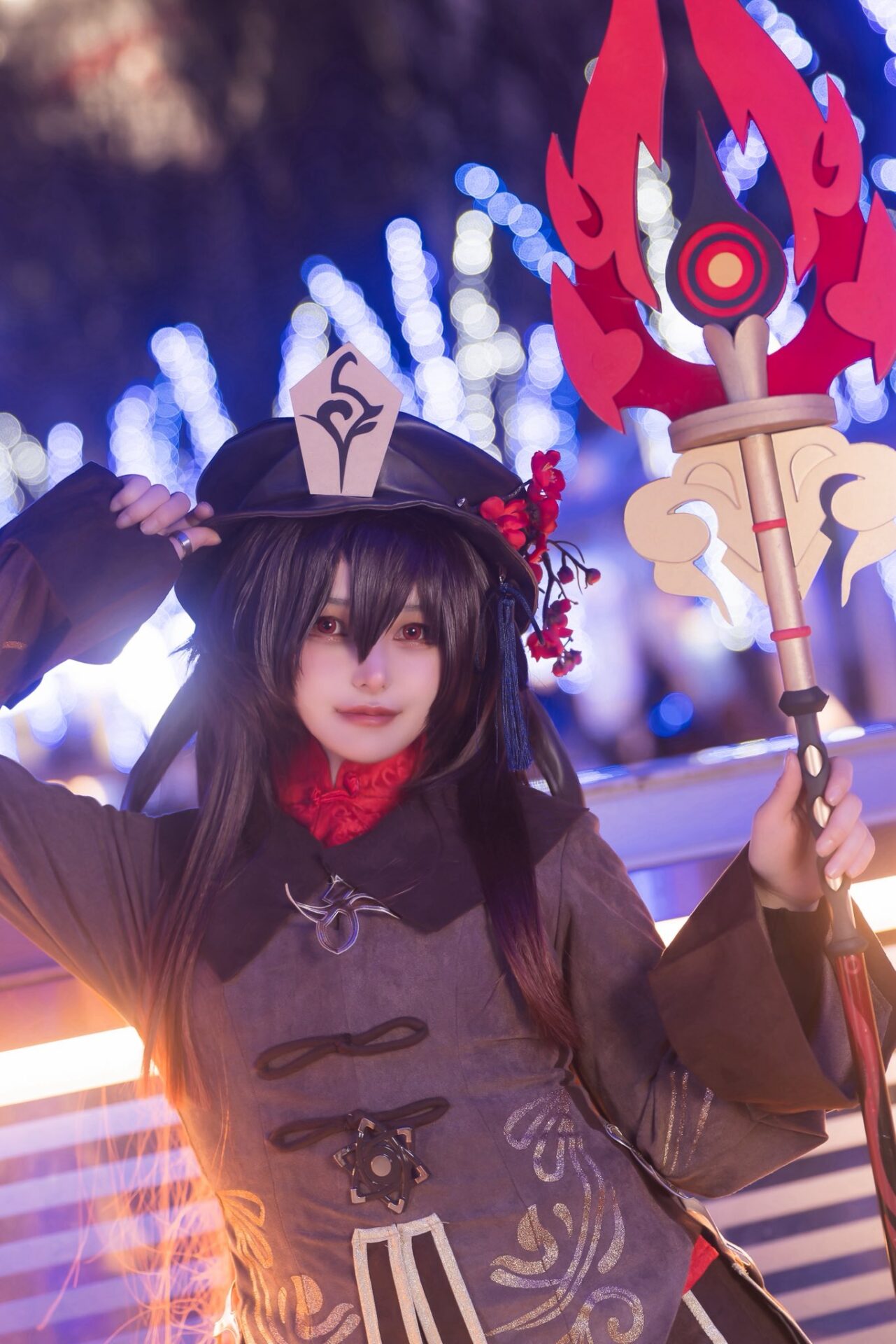 胡桃のコスプレをする天音ちかさん