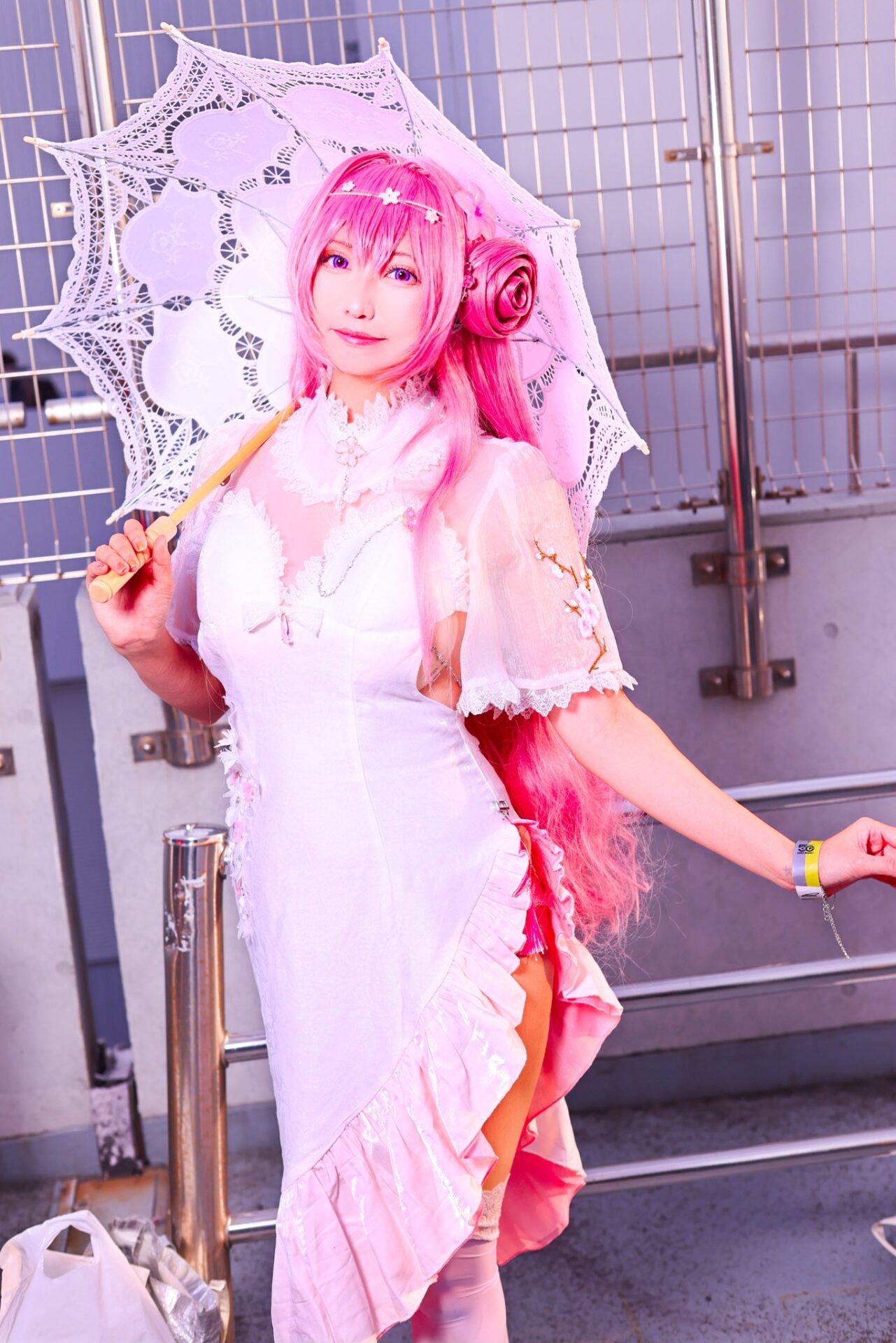 ドロシーのコスプレをする雲母凪帆さん