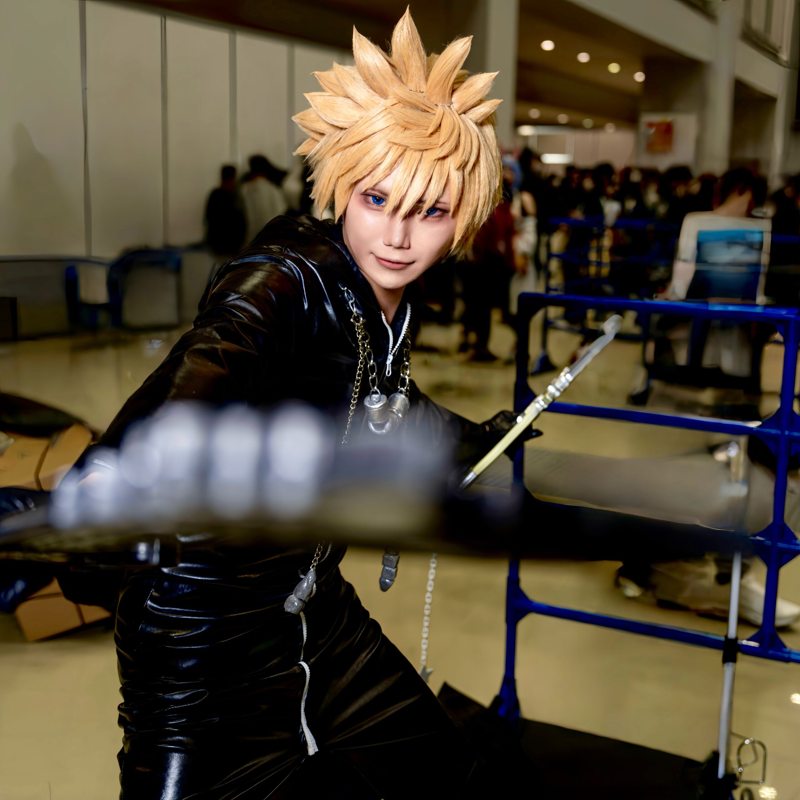 ロクサスのコスプレをする如月こめさん