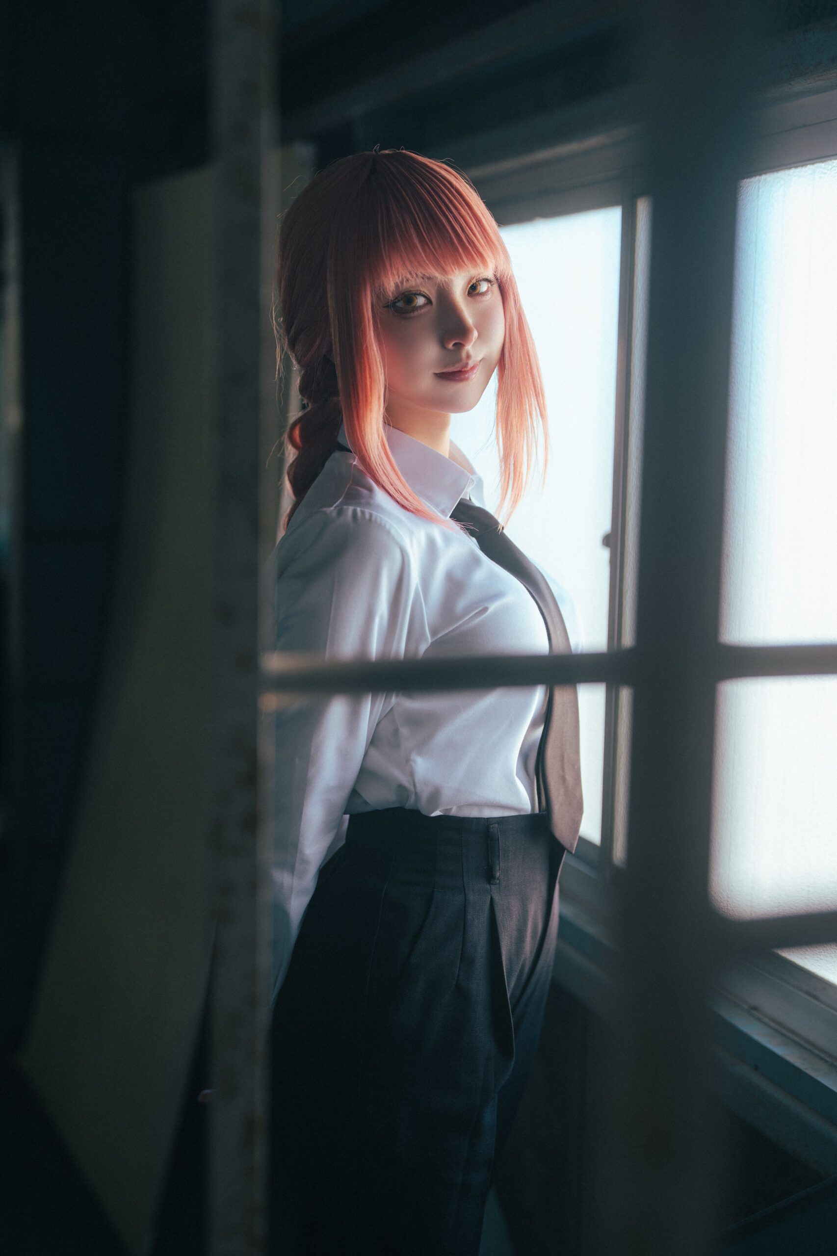 コスプレタイムズ | コスプレイヤー【ちだ】|自由奔放な赤髪の美少女アルバイター「陸少糖」コスプレ - IMG_9235 マキマのコスプレをするちださん