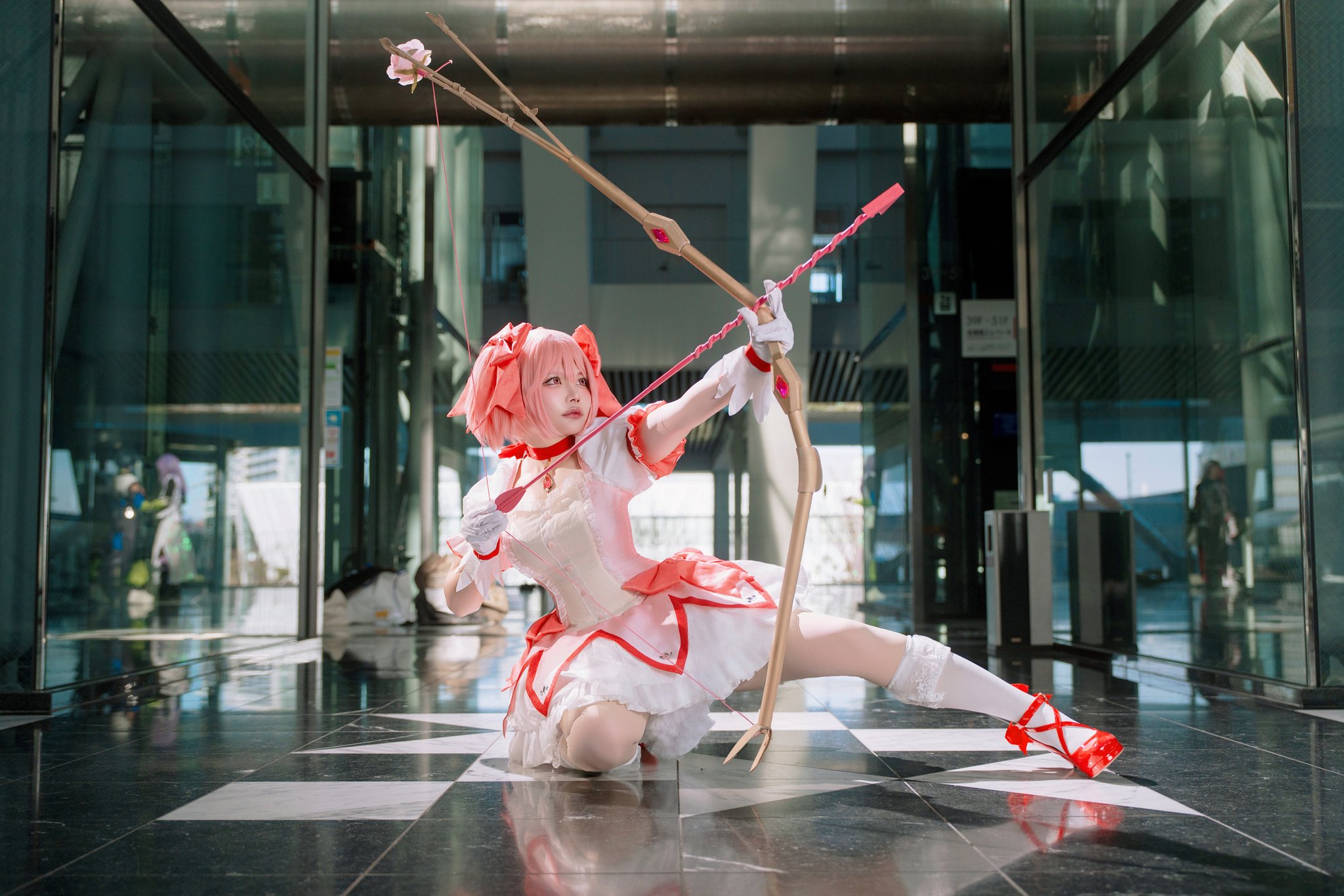 鹿目まどかのコスプレをする月城りあさん