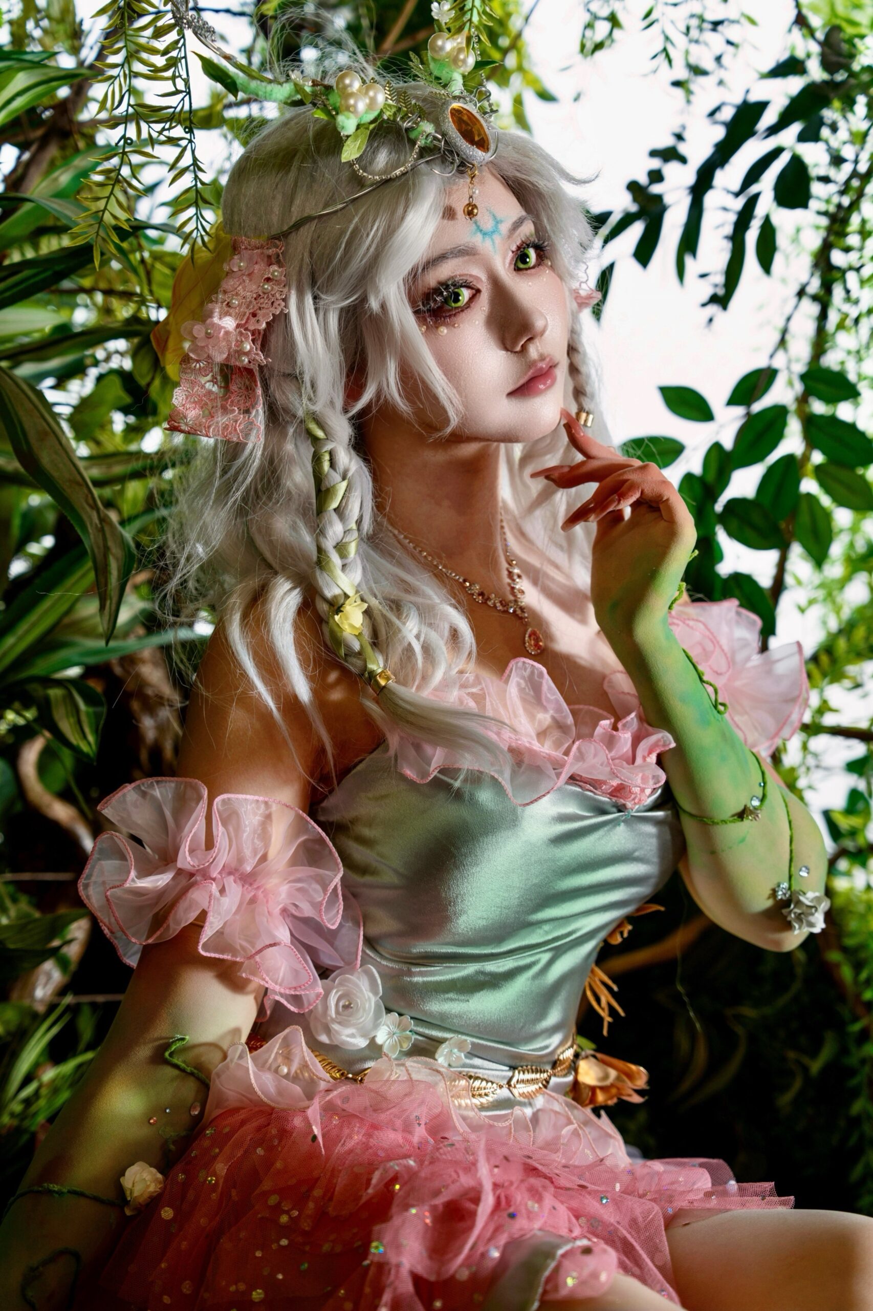 祭司のコスプレをする白花はるさん