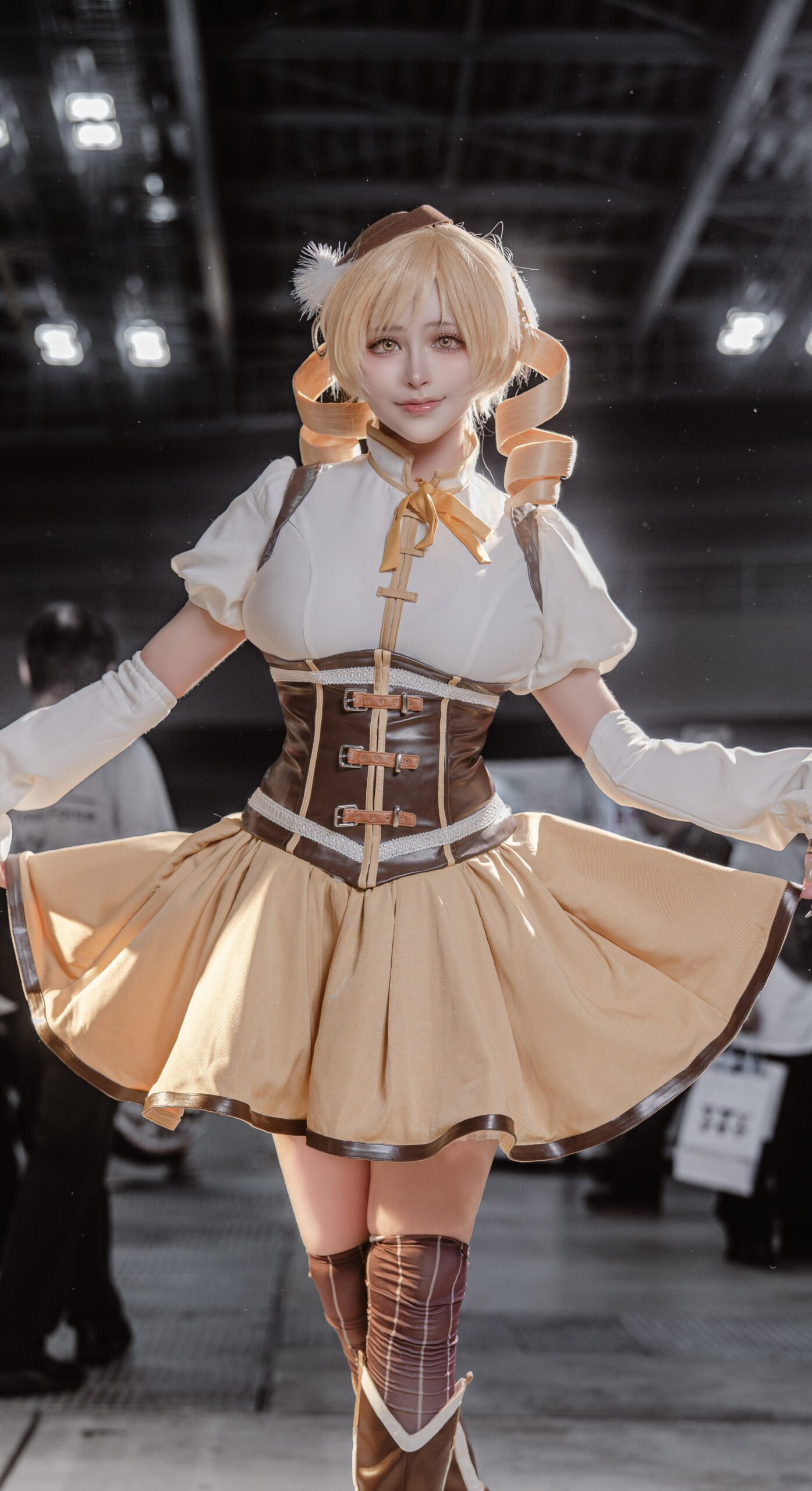 巴マミのコスプレをするTOMOSUKEさん